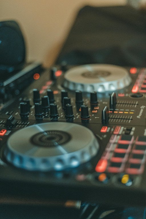 The Ultimate Guide to Selecting the Best Starter DJ Turntables for Aspiring Mix Masters